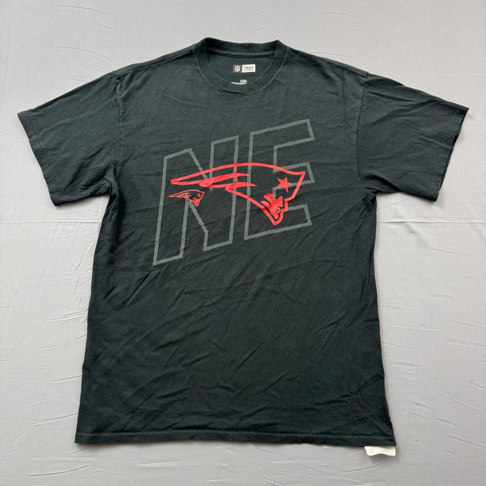 NFL Team Apparel New England Patriots T-Shirt Mens Large Black Red NE Graphic